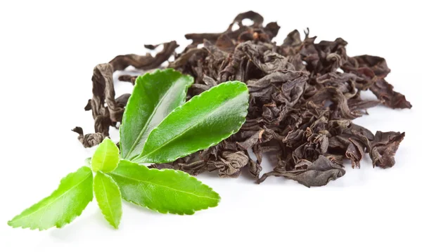 Högen av torr te med grönt te blad. — Stockfoto