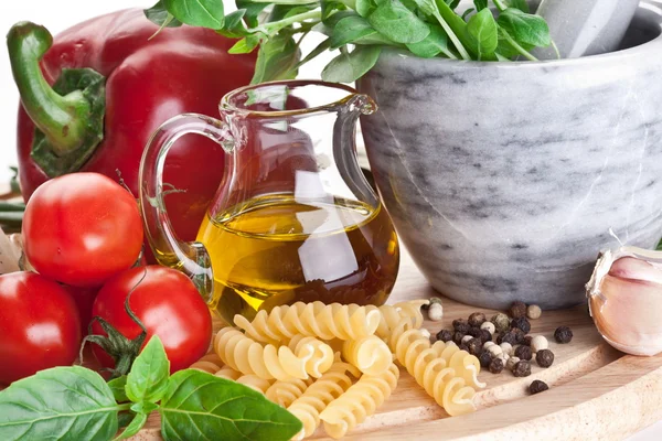 Olivenöl und Gemüse. — Stockfoto