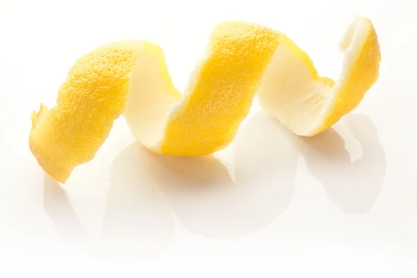 Twist citrusové kůry na bílém pozadí. — Stock fotografie