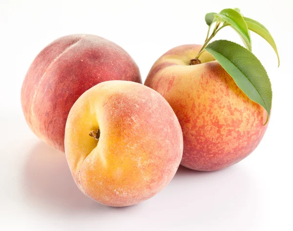 Three ripe peach with leaves — Stock Photo, Image