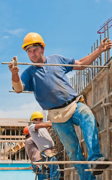 Trabalhadores da construção civil que instalam estruturas de cofragem — Fotografia de Stock