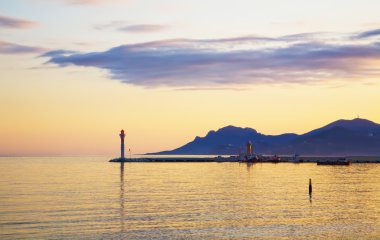 Deniz feneri sahil tarafından