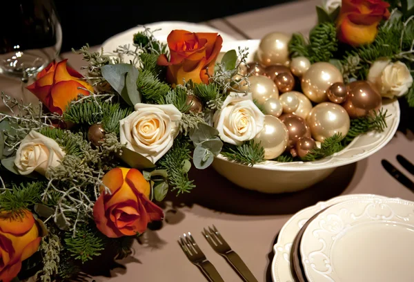 Decoratie op kerst tafel — Stockfoto