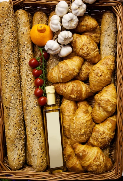 Friss kenyér kosárban — Stock Fotó