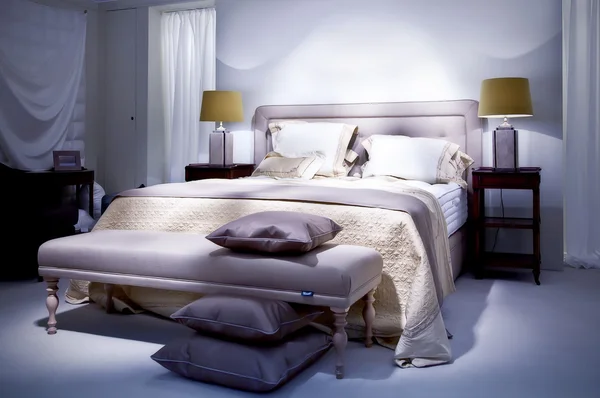 클래식 스타일 침대 — 스톡 사진