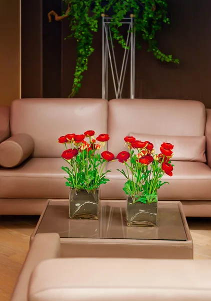 Gemütliches Interieur mit Blumen — Stockfoto