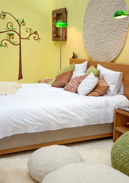 Дизайн кровати в весеннюю тему — стоковое фото