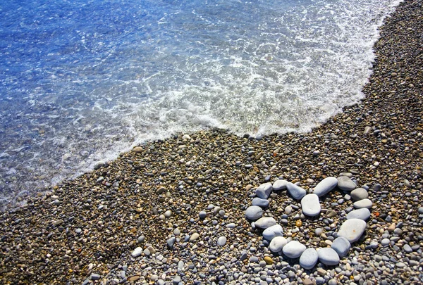 Srdce na kamenné pláže — Stock fotografie
