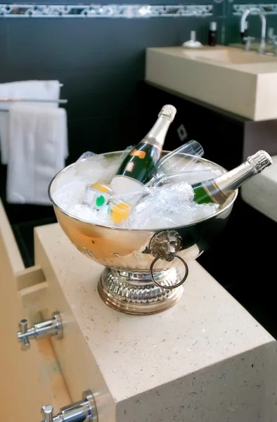 シャンパンとお風呂 — ストック写真