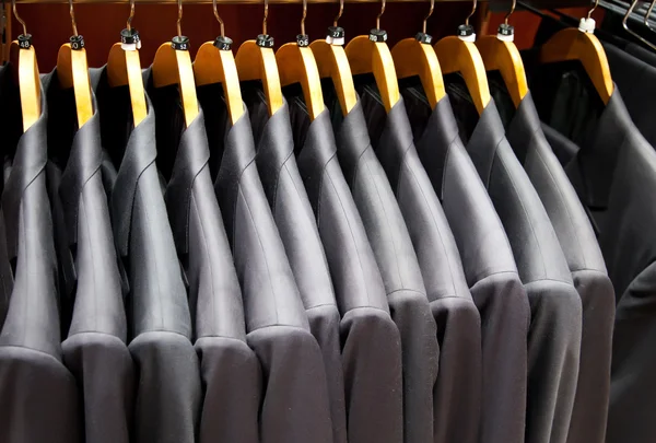 Férfi ruhák sorban — Stock Fotó