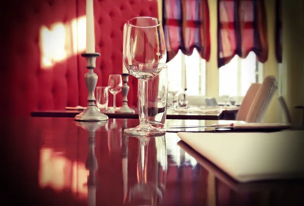 Vidro na mesa do restaurante — Fotografia de Stock