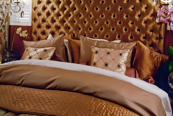 Ліжко в класичному стилі — стокове фото