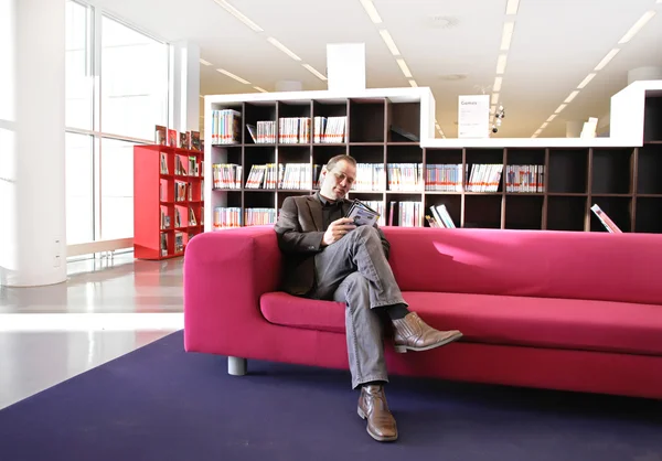 Hombre en lectura de sofá — Foto de Stock