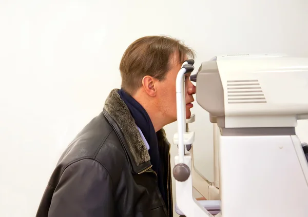 Patient at ophthalmologist — Stock Photo, Image