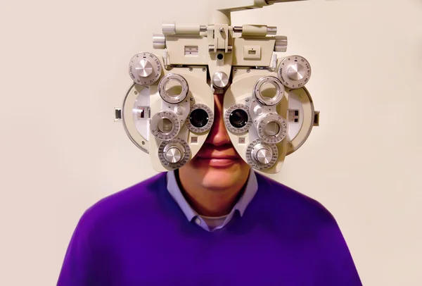 Patient at ophthalmologist — Stock Photo, Image
