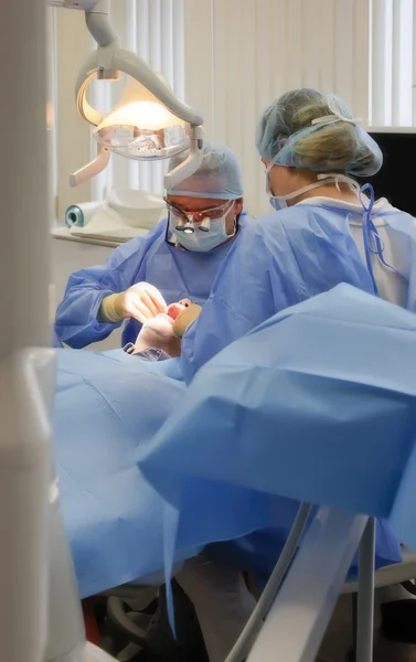 Dişçi ekibi iş başında — Stok fotoğraf