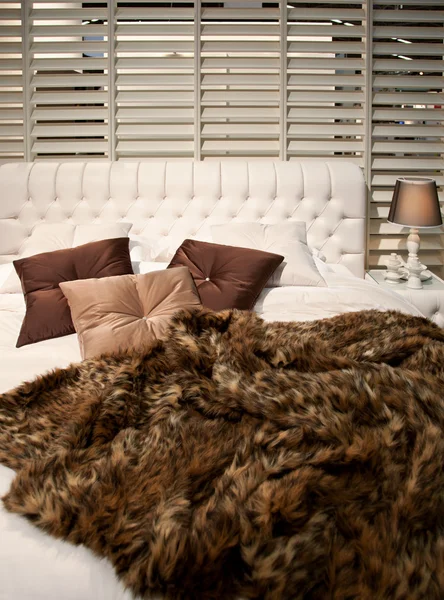 Bett im klassischen Stil — Stockfoto