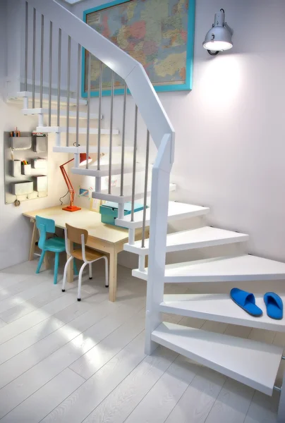 Zimmer mit Kindertisch — Stockfoto