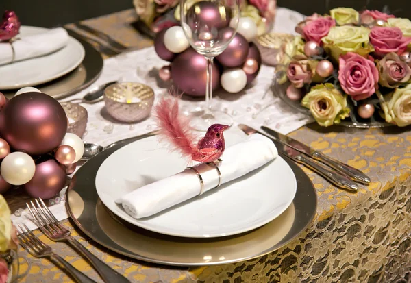 Рождественские украшения на столе — стоковое фото