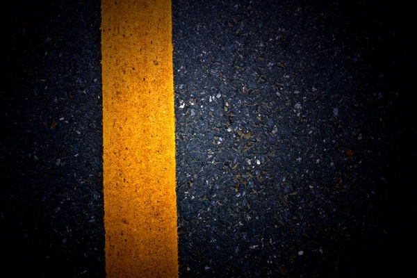 Gula linjer på asfalt — Stockfoto