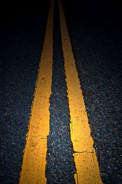 Znakowania dróg - podwójne linie żółty — Zdjęcie stockowe