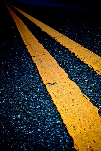 Znakowania dróg - podwójne linie żółty — Zdjęcie stockowe