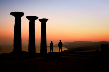 athena Tapınağı'nda gün batımını izlemek iki turist