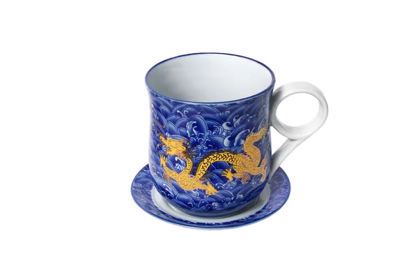 Porselein schotel en cup met een draak patroon geïsoleerd op een witte pagina — Stockfoto