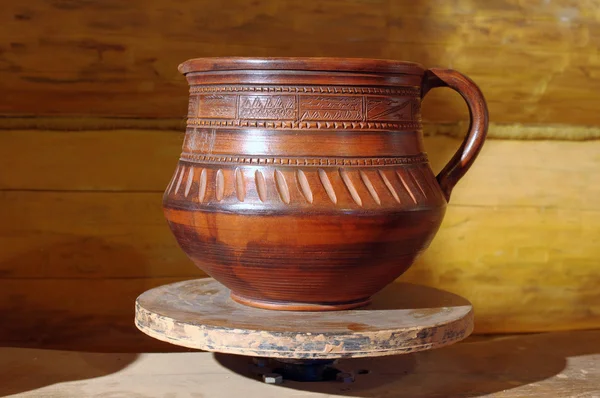Alter dekorativer Keramiktopf mit Muster auf einem Holzständer — Stockfoto