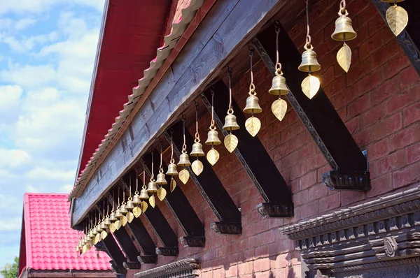 仏教寺院の屋根の下で青銅の鐘 — ストック写真
