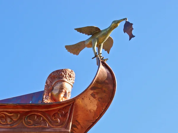 Fragment of a copper roof of a Buddhist temple with statues of Buddha, bird — Stock Photo, Image