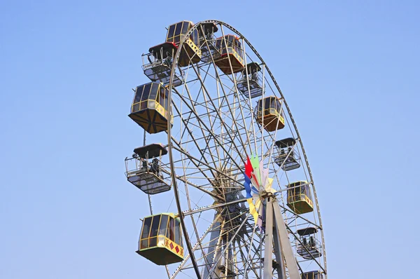 Empty ferris wheel on blue sky background — Stock Photo, Image