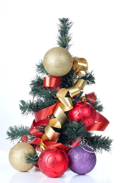 Árbol de Navidad y bolas — Foto de Stock