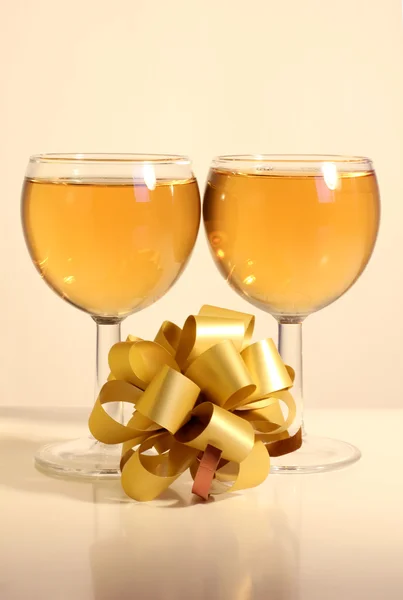 Two glasses and gold bow — Stock Photo, Image