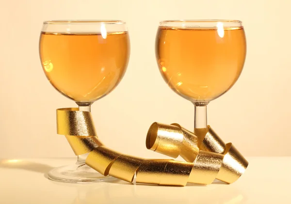 Deux verres et rubans dorés — Photo
