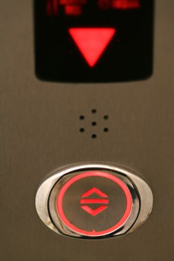 asansörün düğmesine