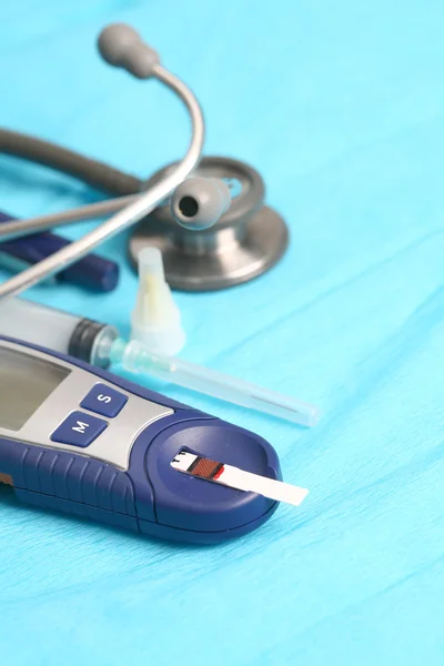 Doktor stetoskop ve bir hastanın kalbi grafik — Stok fotoğraf