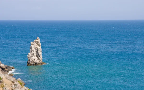 Море со скалами — стоковое фото