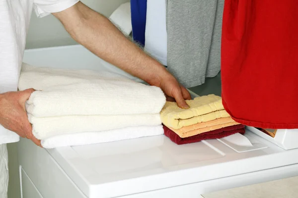 Flytta sängkläder till lagring — Stockfoto