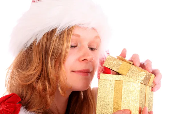Miss Babbo Natale sta dando un'occhiata ad una scatola regalo dorata — Foto Stock