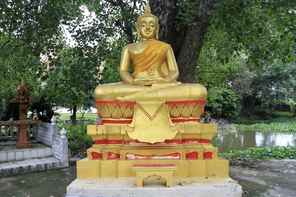 Будда под деревом в Ват-Прадисафане , — стоковое фото