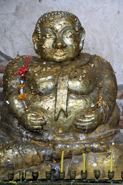 Zlatý buddha v wat mae nang pleum — Stock fotografie