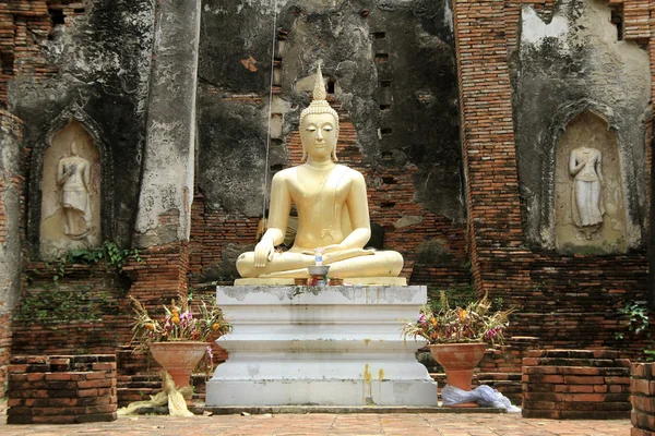 Buddha och tegel vägg — Stockfoto