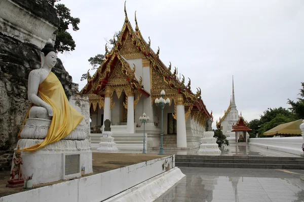 Будда и храм — стоковое фото