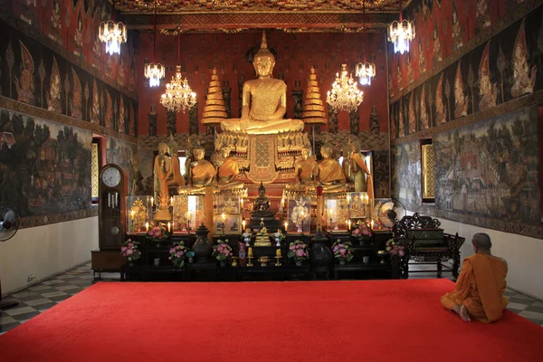 Monk and golden buddha in Wat Suwandararam Rajawaraviharn — Stock Photo, Image
