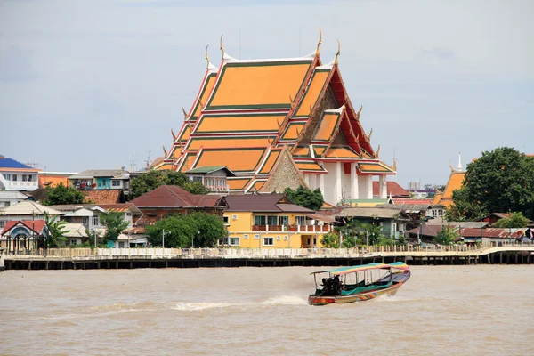Boat and temple — Stock Photo, Image