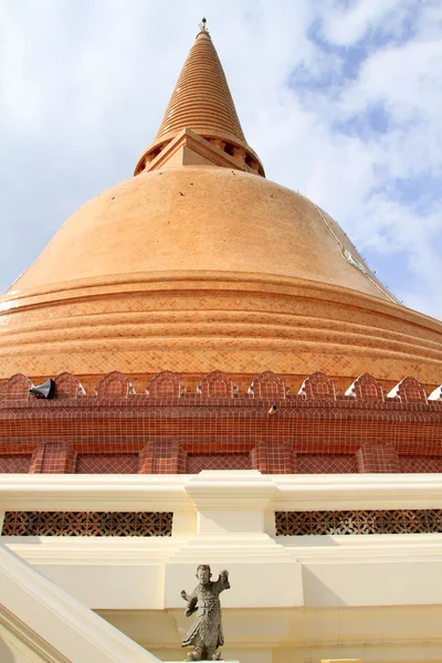 Pomnik i stupa — Zdjęcie stockowe