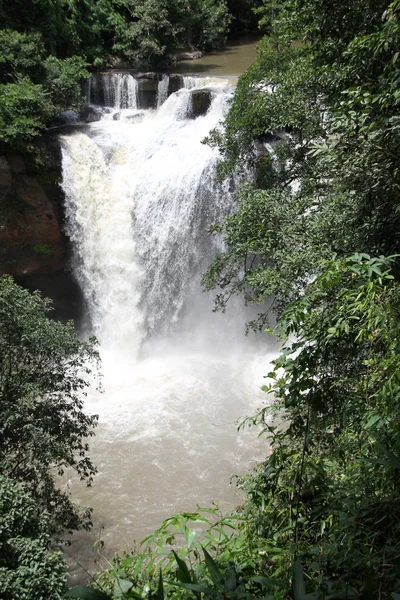 Wasserfall haew suwat — Stockfoto