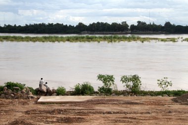 mekong kıyısında iki erkek