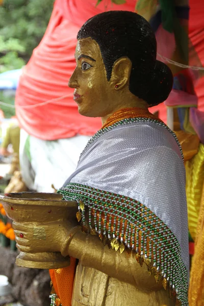 Donna con vaso in Wat Si Muang — Foto Stock